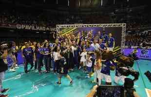 Depois da vitria sobre o Sesi, jogadores do Cruzeiro fizeram grande festa no Mineirinho, em BH