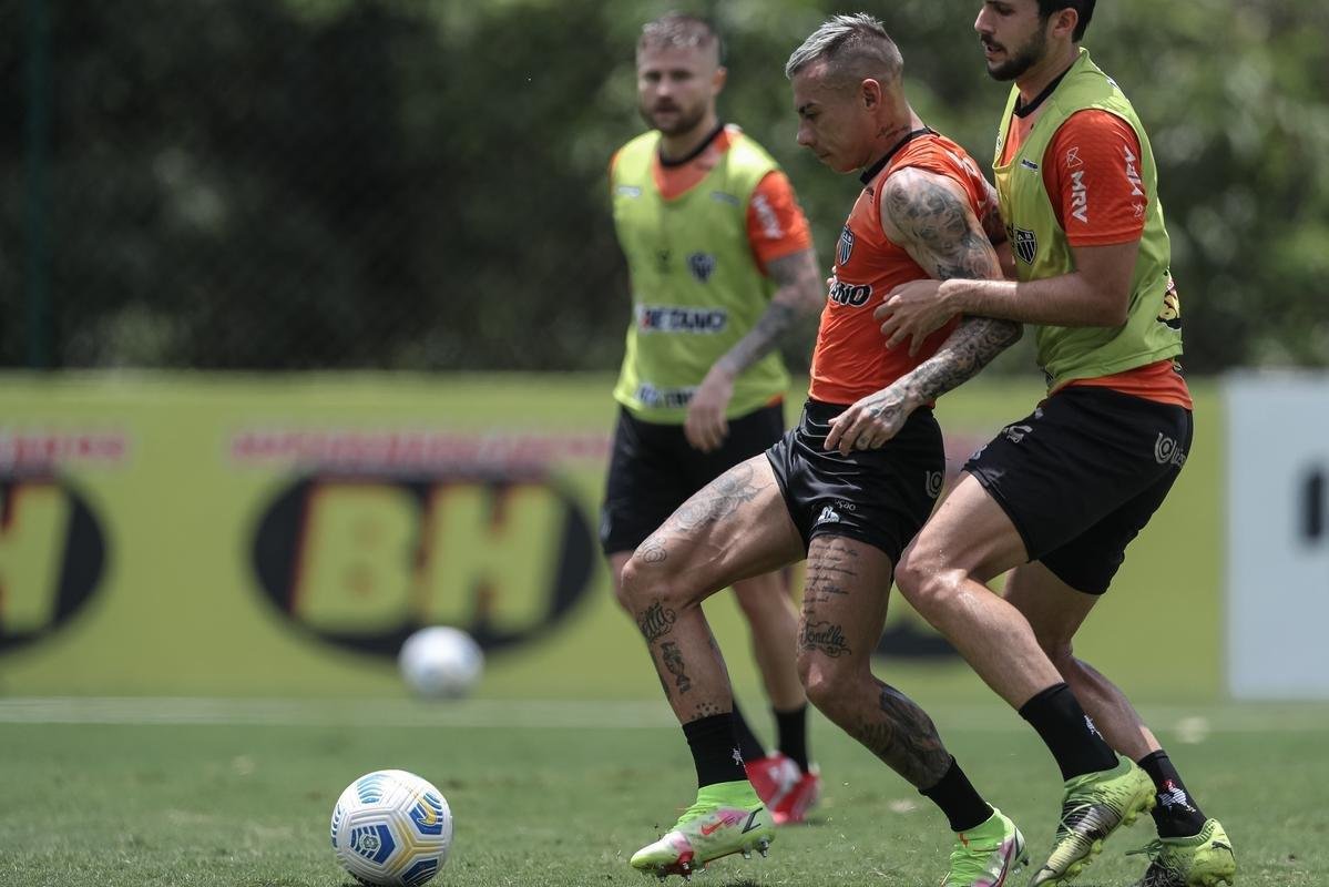 Aps a vitria por 2 a 1 sobre o Cuiab, neste domingo (24), pelo Campeonato Brasileiro, o elenco do Atltico se reapresentou e treinou na tarde desta segunda-feira (25), na Cidade do Galo, em Vespasiano. As atividades visaram o duelo de volta da semifinal da Copa do Brasil, contra o Fortaleza, que ocorrer na quarta-feira (27). Por ter vencido o jogo de ida por 4 a 0, no Mineiro, o Galo tem vaga encaminhada na deciso do principal torneio mata-mata do pas.