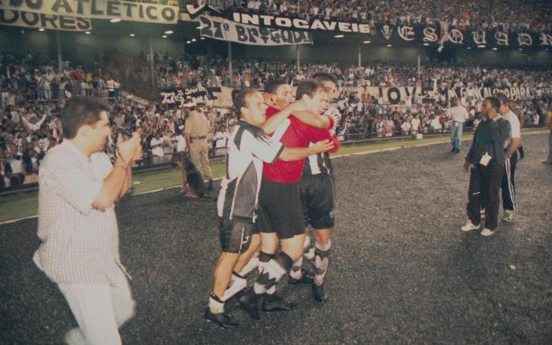 Campeonato Brasileiro de 1999 - O Atlético voltou a se classificar numa semifinal de Campeonato Brasileiro depois de 19 anos. No duelo contra o Vitória, o Galo venceu a primeira, no Mineirão, por 3 a 0. No segundo jogo, no Barradão, derrota por 2 a 1. O confronto foi para o desempate e o Alvinegro voltou a vencer por 3 a 0, garantindo vaga na decisão contra o Corinthians, que acabou campeão.