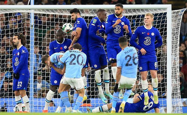 Mahrez cobra falta e marca para o Manchester City na vitória sobre o Chelsea