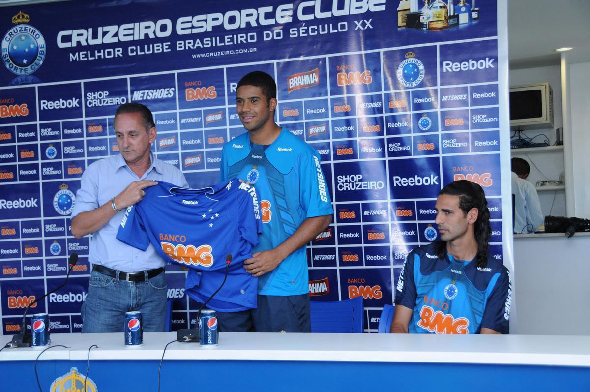 Reis (atacante) - veio da Ponte Preta e teve 50% dos direitos econômicos comprados pelo Cruzeiro. Participou de apenas seis jogos e não fez gol. Hoje, aos 32 anos, é atleta do Tupynambás na Série D do Brasileiro.