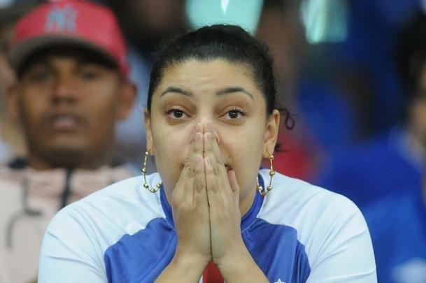 A emoo da torcida do Cruzeiro com a classificao da Copa do Brasil, nos pnaltis, diante do Fluminense. Reprter fotogrfico Alexandre Guzanshe registrou a vibrao de um pai com o filho no colo durante e aps as cobranas. Time celeste avanou s quartas de final