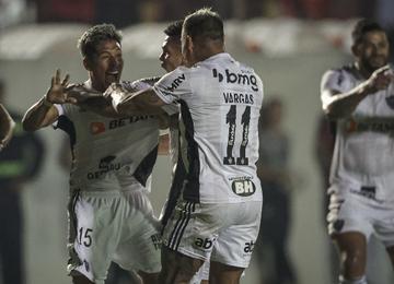 Galo sofreu mais do que o necessário para eliminar o adversário da Quarta Divisão, mas avançou com gol salvador de Zaracho nos minutos finais da partida