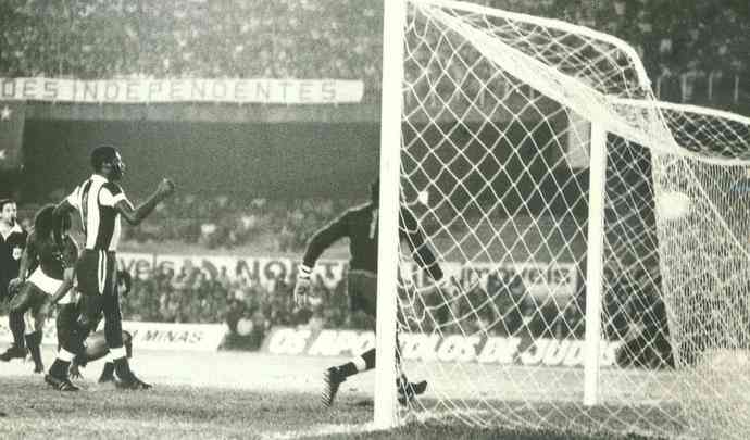 20/maio/1976 - Cruzeiro 7 x 1 Alianza Lima-PER - Fase semifinal - Jairzinho, responsvel por quatro gols, dividiu noite artilheira com Palhinha, autor de trs na mesma partida