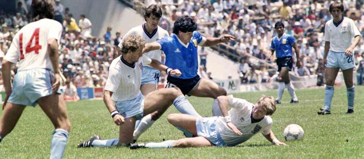 Diego Maradona usava uniforme da nova parceira do Atltico quando fez gols histricos contra a Inglaterra na Copa do Mundo de 1986, ano em que a Argentina foi campe.