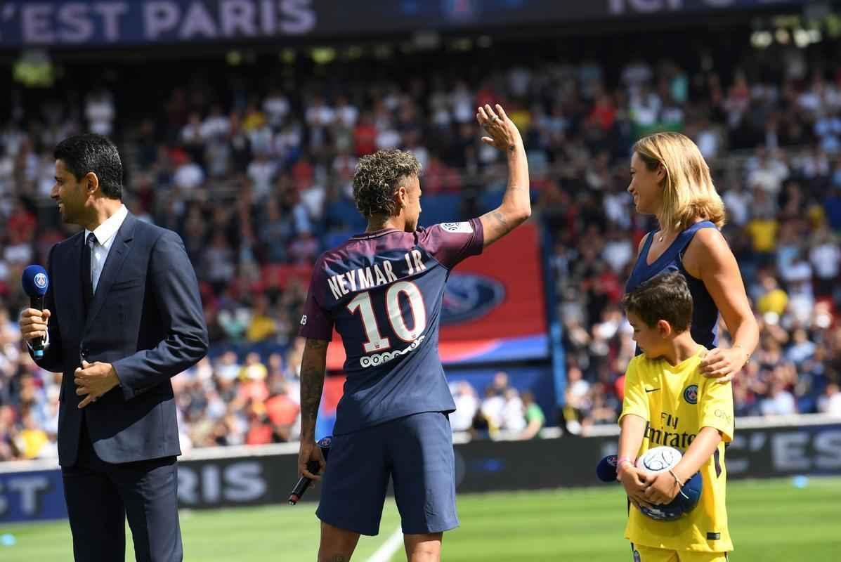 Neymar  apresentado  torcida do Paris Saint-Germain