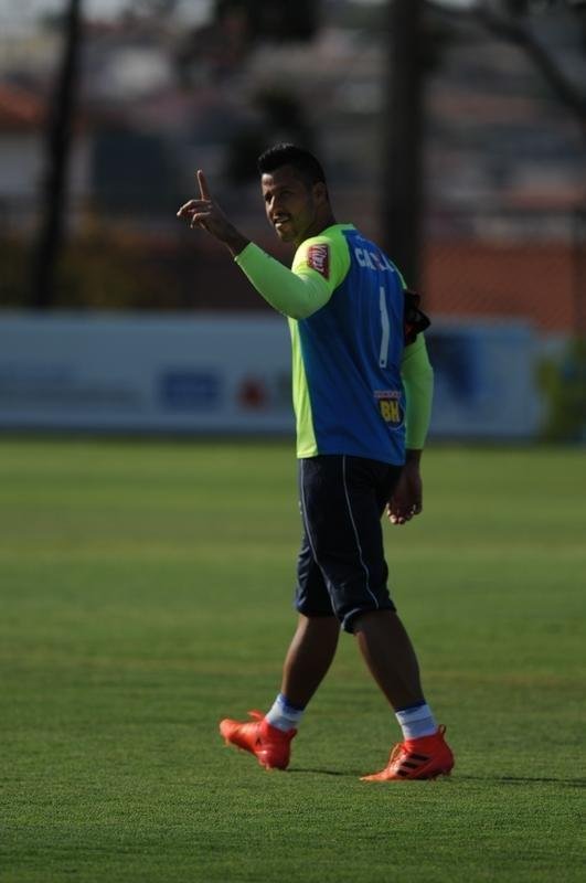 Jogadores do Cruzeiro se reapresentaram nesta sexta-feira, na Toca da Raposa II, aps a conquista do pentacampeonato da Copa do Brasil. Mano j disse que Robinho e Raniel esto vetados para enfrentar o Corinthians no domingo, s 16h, no Mineiro, pelo Brasileiro. Os provveis substitutos sero Rafinha e Rafael Sobis.