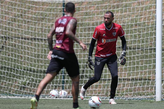 Com seriedade, mas tambm descontrao, o Atltico treinou sob sol forte na manh desta sexta-feira (21), na Cidade do Galo, em Vespasiano. Este foi o quinto dia de pr-temporada para o clube mineiro em 2022, sob o comando do tcnico argentino Antonio 'El Turco' Mohamed. Novas baixas, o volante Allan e o atacante Keno testaram positivo para COVID-19 e no participaram das atividades (ambos cumprem perodo de sete dias de isolamento social).