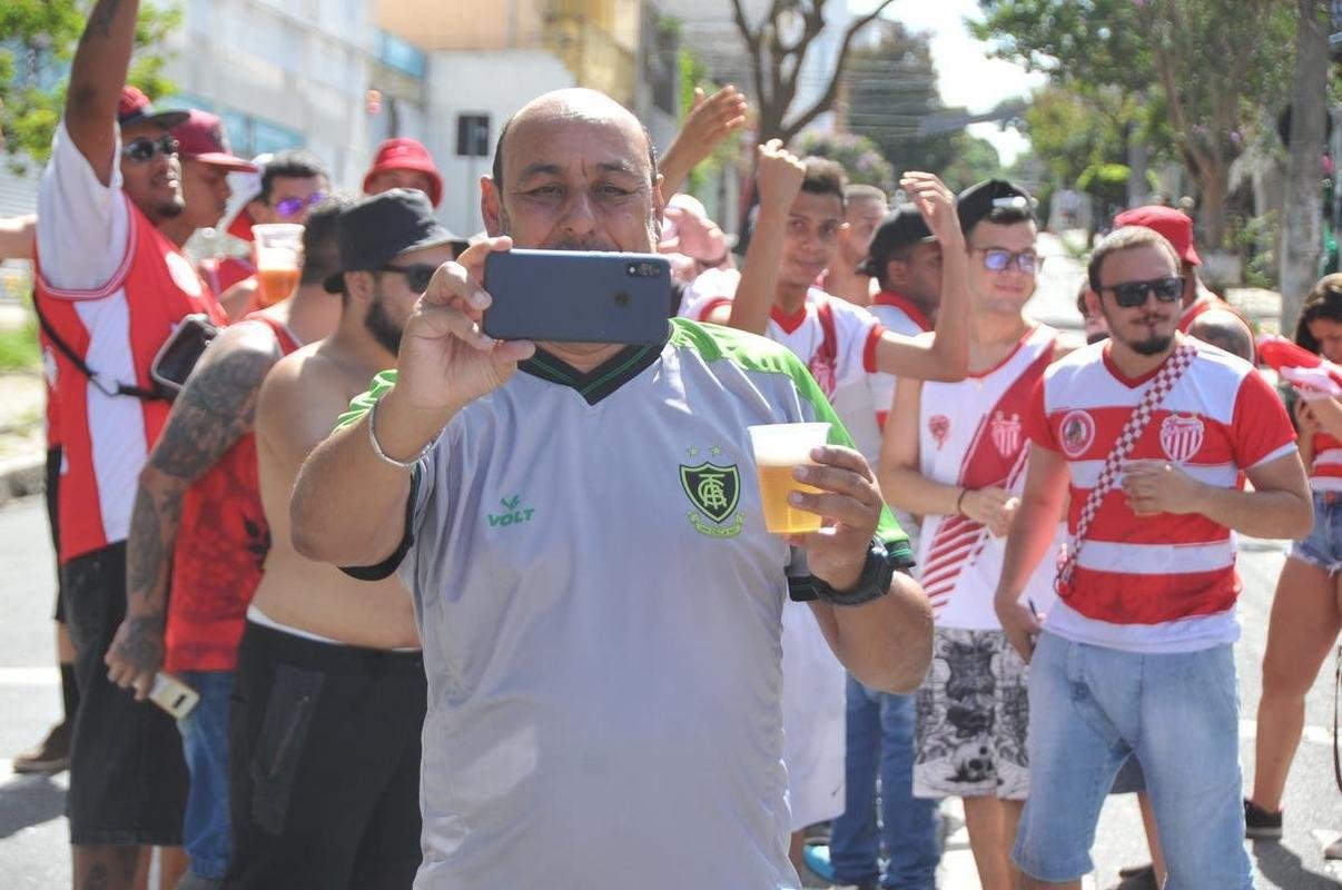 Torcedores de Amrica e Villa Nova confraternizaram nas ruas do entorno do Independncia, em BH, antes do duelo pela 9 rodada do Mineiro