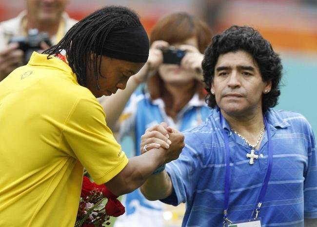 Grandes encontros de Maradona: astro argentino ao lado do brasileiro Ronaldinho Gacho, em 2008, durante os Jogos Olmpicos de Pequim