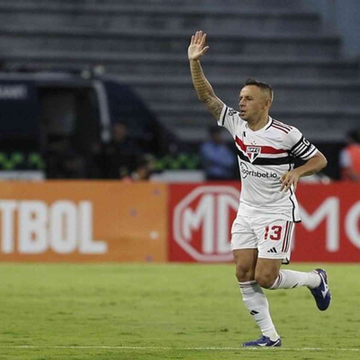 Rafinha lamenta derrota e explica os desafios do São Paulo: 'Não é