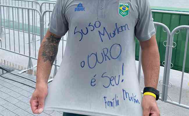 Lauro Souza, o Pinda, tcnico de Isaquias, escreveu na camisa frase para homenagear cubano