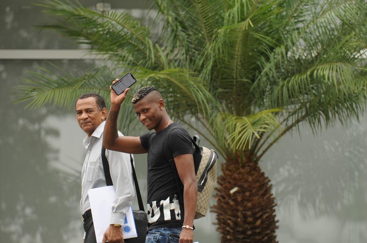 Orejuela - foi emprestado pelo Cruzeiro ao Grmio em janeiro. No time gacho, firmou-se como pea importante e j contabiliza 28 jogos. A diretoria tricolor pretende investir na aquisio do lateral-direito colombiano. O clube celeste, por sua vez, topa vender 50% dos direitos econmicos por valor inferior aos 3,35 milhes de euros (R$ 21,5 milhes) estipulados em contrato.