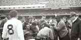 13/10/1968 - Lance da partida entre Cruzeiro e Santos, pelo Roberto, no estdio Morumbi, em So Paulo. Procpio sofre uma leso no joelho aps uma dividia de bola com Pel.