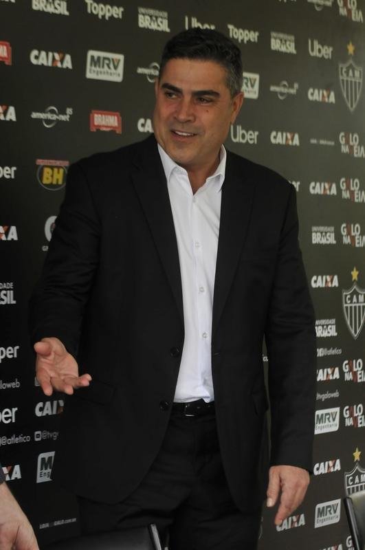 Levir Culpi foi apresentado pela diretoria na Cidade do Galo, enquanto os jogadores treinavam