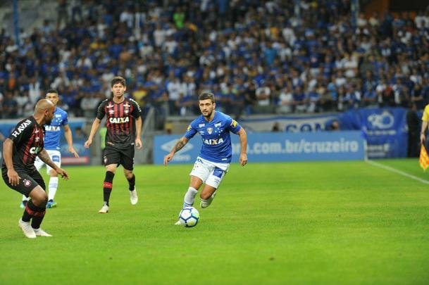Lances do primeiro tempo da partida entre Cruzeiro e Atltico-PR, no Mineiro, pelas oitavas de final da Copa do Brasil