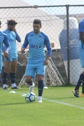 Presidente do Cruzeiro, Wagner Pires de S, acompanhou treino deste sbado, na Toca da Raposa II. Mais uma vez, Arrascaeta treinou normalmente e est cotado para iniciar como titular diante do Atltico-PR, na segunda-feira, no Mineiro, pelas oitavas de final da Copa do Brasil