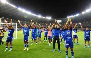 Time e comissão do Cruzeiro comemoram vitória com a torcida