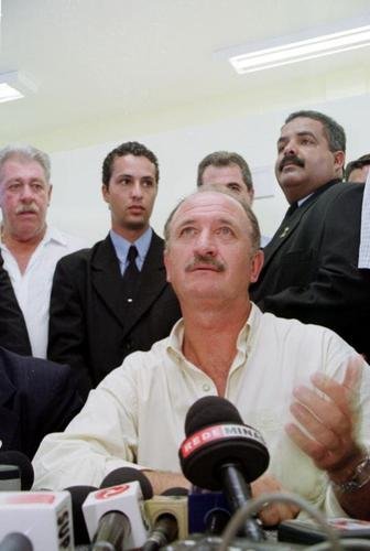 Inauguração da Toca da Raposa II em 9 de março de 2002. Na ocasião, presidente do Cruzeiro, Zezé Perrella, recebeu figuras ilustres, como o técnico da Seleção Brasileira, Luiz Felipe Scolari, e outras autoridades públicas municipais, estaduais e federais