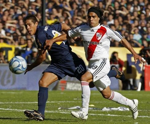 Maidana (29/07/1985) - jogou como zagueiro em Buenos Aires e virou lateral-direito no Mineiro. No mesmo ano, foi negociado com o Metalist, da Ucrnia. Em 2009, voltou  Argentina para um perodo de emprstimo no Banfield. Em 2010, o River Plate adquiriu seus direitos econmicos. A torcida do Cruzeiro tem ms lembranas de Maidana em funo da Copa Libertadores de 2015. Foi ele quem marcou o segundo gol da vitria do River por 3 a 0, no Mineiro, pelo duelo de volta das quartas de final.