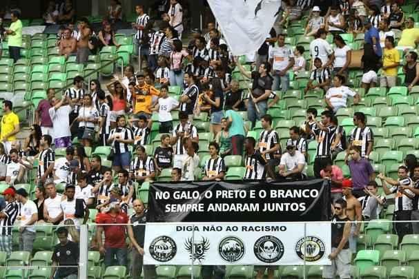 E a campanha de luta contra o racismo foi abraada at pela torcida atleticana