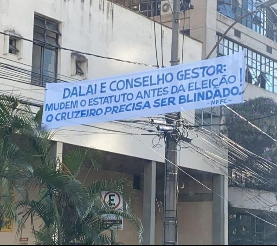 Grupo 'Nascidos Palestra, Forjados Cruzeiro' estendeu faixas cobrando a sada do supervisor Benecy Queiroz, mudana no estatuto do clube e isolamento da 'Famlia Unio'