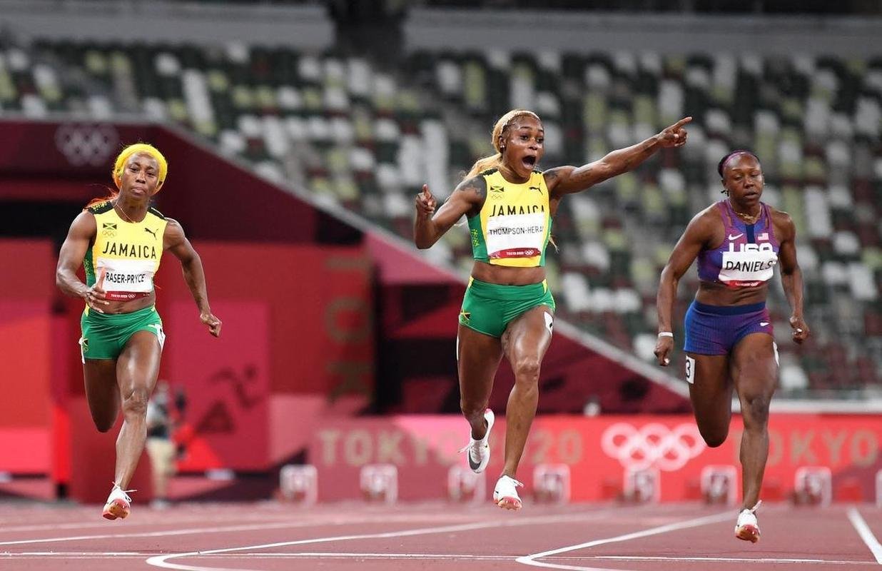 Fotos espetaculares da vitria da jamaicana Elaine Thompson-Herah nos 100m rasos dos Jogos Olmpicos de Tquio com o tempo de 10s61. A velocista quebrou o recorde olmpico e comandou o pdio jamaicano ao lado de Ann Fraser-Pryce, prata, e Shericka Jackson, bronze.