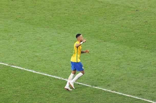 Neymar comemora segundo gol do Brasil sobre a Argentina no Mineiro