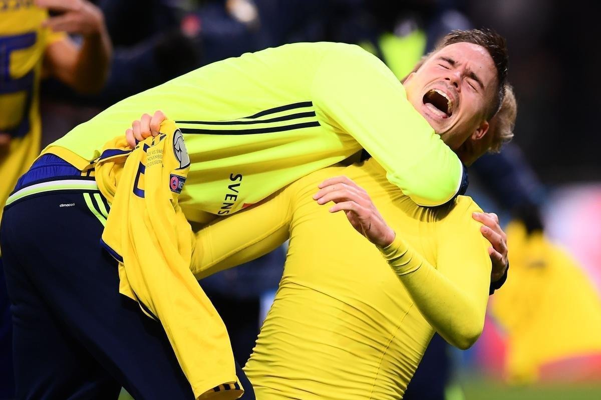 Festa da Sucia com a conquista da vaga na Copa de 2018 sobre a tradicional Itlia