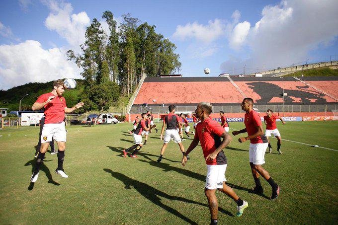 Elenco do Sport realiza aquecimento no Barrado minutos antes da partida ser iniciada, diante do Fortaleza. 