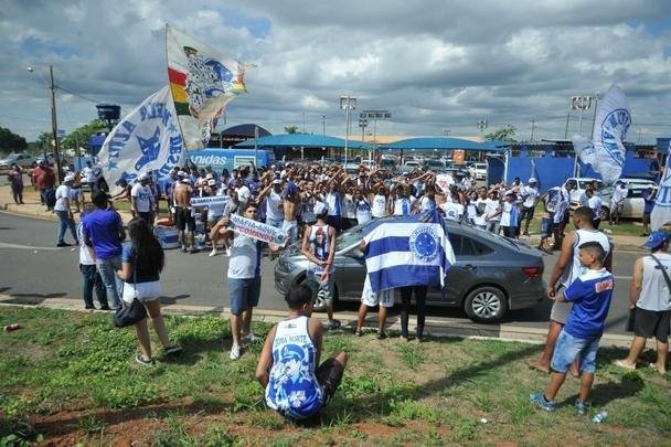 Torcedores do Cruzeiro organizaram uma grande festa no embarque do time para So Paulo