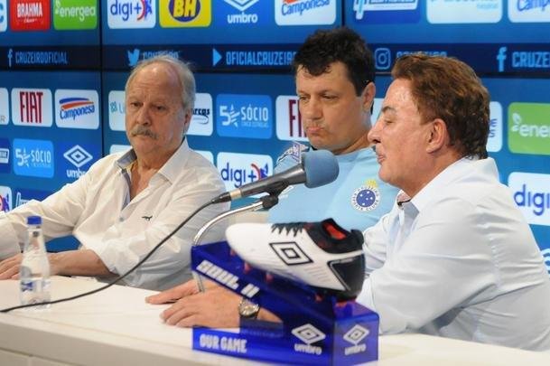 Fotos da apresentao de Adilson Batista como novo tcnico do Cruzeiro. Tcnico teve reunio com jogadores na Toca da Raposa II, falou com a imprensa e depois comandou seu primeiro treino