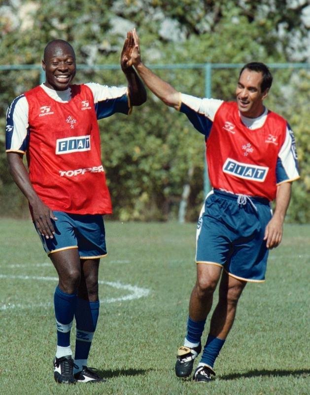 Fotos da passagem do jogador Rincn pelo Cruzeiro, em 2001.  Ele faleceu aos 55 anos nesta quarta-feira (13/4/2022), aps sofrer acidente automobilstico em Cali, na Colmbia, no dia 11.