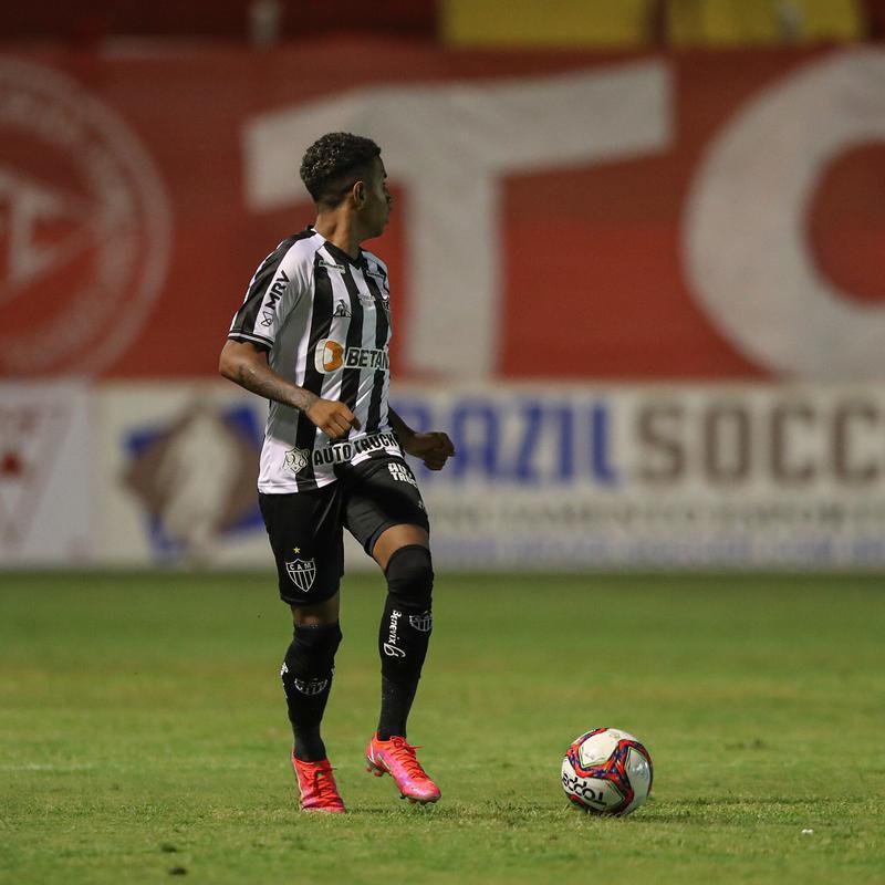 Tombense e Atlético se enfrentaram nesta quinta-feira (4), em partida válida pela 2ª rodada do Campeonato Mineiro. O confronto foi realizado no Estádio Antônio Guimarães de Almeida, em Tombos. No primeiro tempo, uma queda de energia paralisou a partida por cerca de 20 minutos.
