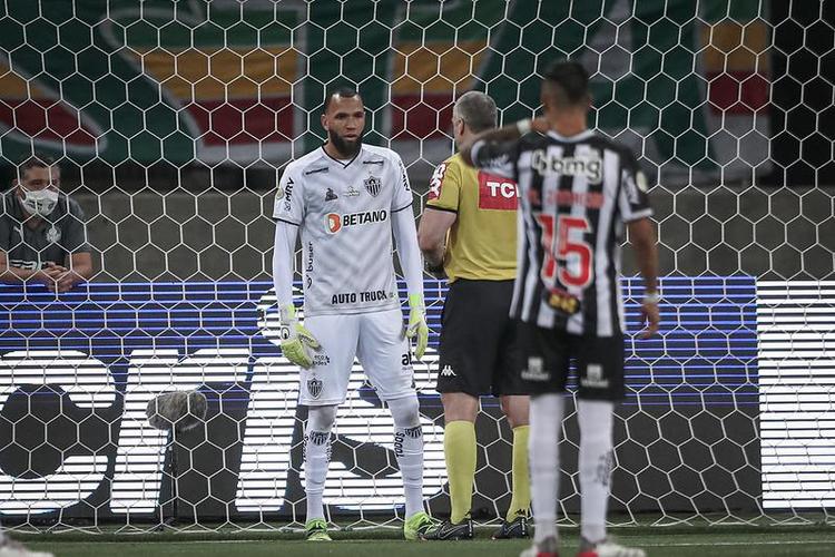 Everson defendeu pênalti do Palmeiras cobrado por Patrick de Paula