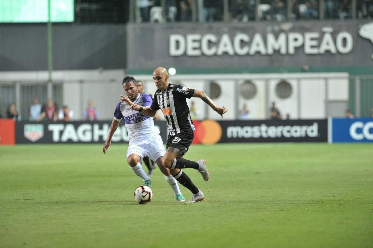 Lances do primeiro tempo do duelo entre Atltico e Defensor, pela terceira fase da Copa Libertadores