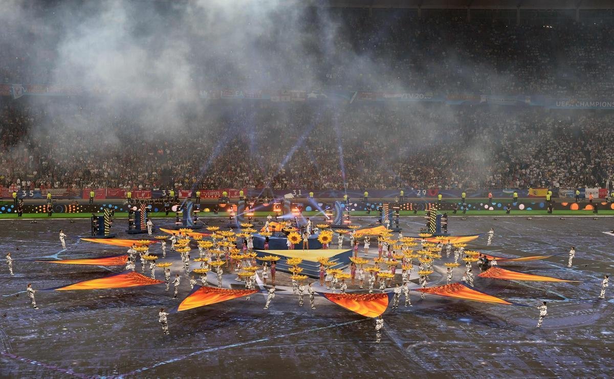 Cerimnia que antecedeu final da Liga, entre Real Madrid e Liverpool, teve apresentao da cantora Dua Lipa