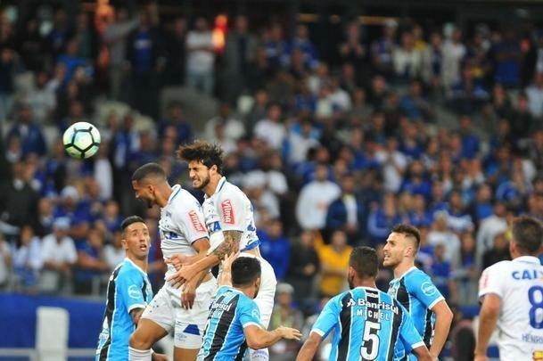 Cruzeiro volta melhor no segundo tempo, e Hudson abre o placar aos 6 minutos