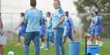 Fotos do primeiro treino de Abel Braga na Toca da Raposa II. Tcnico foi apresentado pelo Cruzeiro neste sbado e dirigir a equipe na segunda, s 20h, diante do Gois, no Serra Dourada, pela 22 rodada do Campeonato Brasileiro