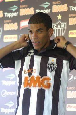Leonardo Silva - O zagueiro defendeu o Cruzeiro entre 2009 e 2010 e conquistou um Campeonato Mineiro (09), alm de ter sido vice-campeo da Libertadores no mesmo ano. Em 2011, depois de muitas reunies, assinou contrato com o Atltico, em uma transferncia que gerou muita polmica. Na poca, ele minimizou as crticas. O fato  que ele se tornou um dos maiores zagueiros da histria do Galo. Em nove anos no clube, ele conquistou vrios ttulos, alguns deles como capito da equipe: ele foi campeo da Libertadores (2013), Recopa-Sul-Americana (2014), Copa do Brasil (2014) e Campeonato Mineiro (2012, 2013, 2015 e 2017). No fim de 2019, ele anunciou a aposentadoria e passou a trabalhar no time de transio do Atltico.