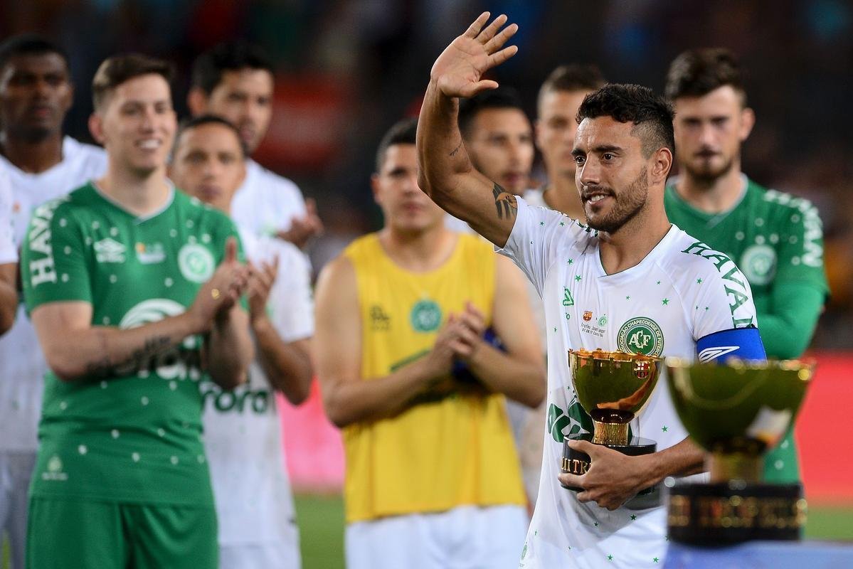 Alan Ruschel, lateral-esquerdo sobrevivente do acidente areo com a Chape em 2016, foi homenageado pelo Barcelona