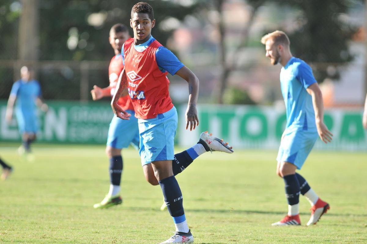 Cruzeiro se reapresentou aps estreia na Copa Libertadores e iniciou sua preparao para o clssico de domingo, s 11h, no Independncia, contra o Atltico, pela nona rodada do Mineiro. As novidades foram as presenas do atacante Sass e do zagueiro Cac, da base. Fred foi vetado devido a um estiramento na panturrilha direita. 