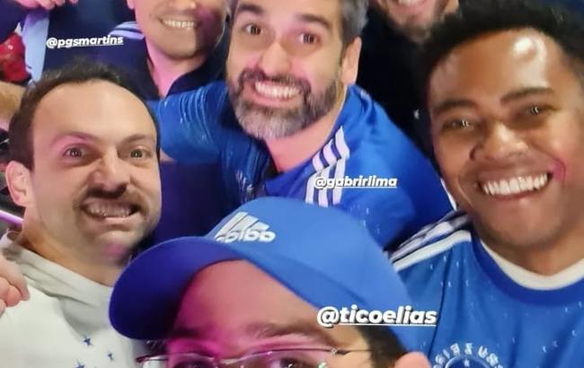 Elias festejou o acesso do Cruzeiro ao lado de outros dirigentes