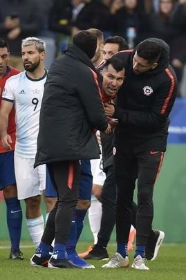 Medel deu peitadas em Messi durante primeiro tempo de Argentina e Chile, e ambos foram expulsos pelo rbitro paraguaio Mario Daz de Vivar. Torcida na Arena Corinthians vaiou a deciso do juiz.