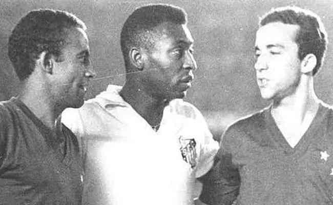 Pel (centro) ao lado de Dirceu Lopes (esq) e Tosto (dir), dolos do Cruzeiro