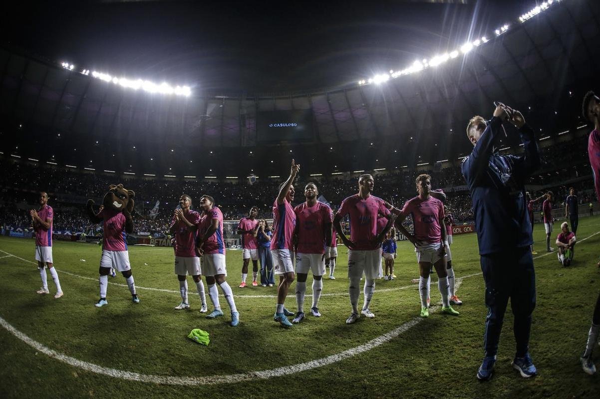 Em baile no cu, drones levaram torcedores do Cruzeiro ao delrio no Mineiro depois do jogo com o Ituano. Em sobrevoo, foram formadas frases e palavras felicitando o clube pelo ttulo e pela volta  Srie A