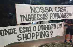 Torcedores do Atltico protestaram em frente  sede do clube nesta segunda-feira (21/11)