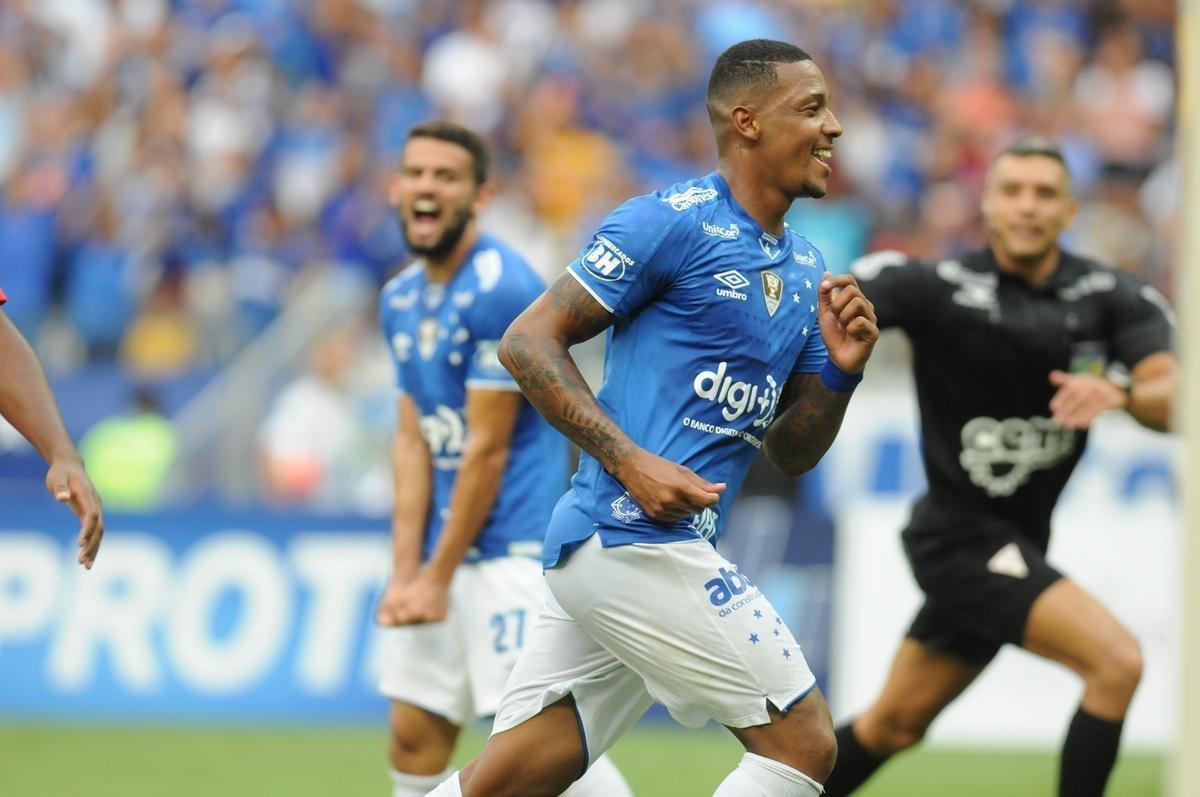 No segundo tempo, David ampliou a vitria do Cruzeiro para 2 a 0, em belo gol