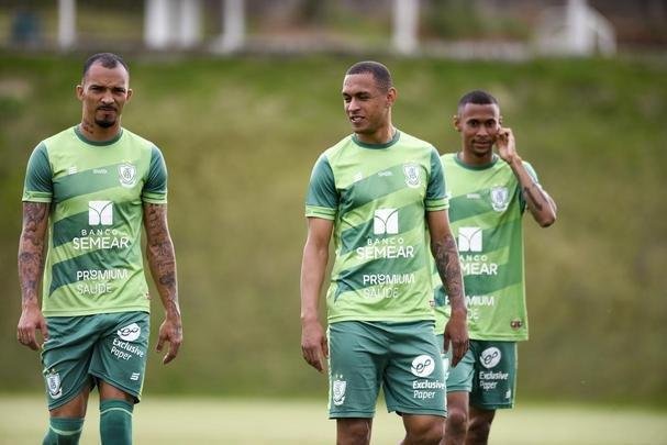 Lisca foi apresentado, conversou com jogadores e assistiu ao treino do Amrica