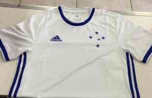 Camisa branca do Cruzeiro fabricada pela Adidas